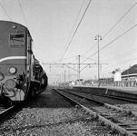 856693 Gezicht op het emplacement van het N.S.-station Zevenaar te Zevenaar, met links de diesel-electrische locomotief ...